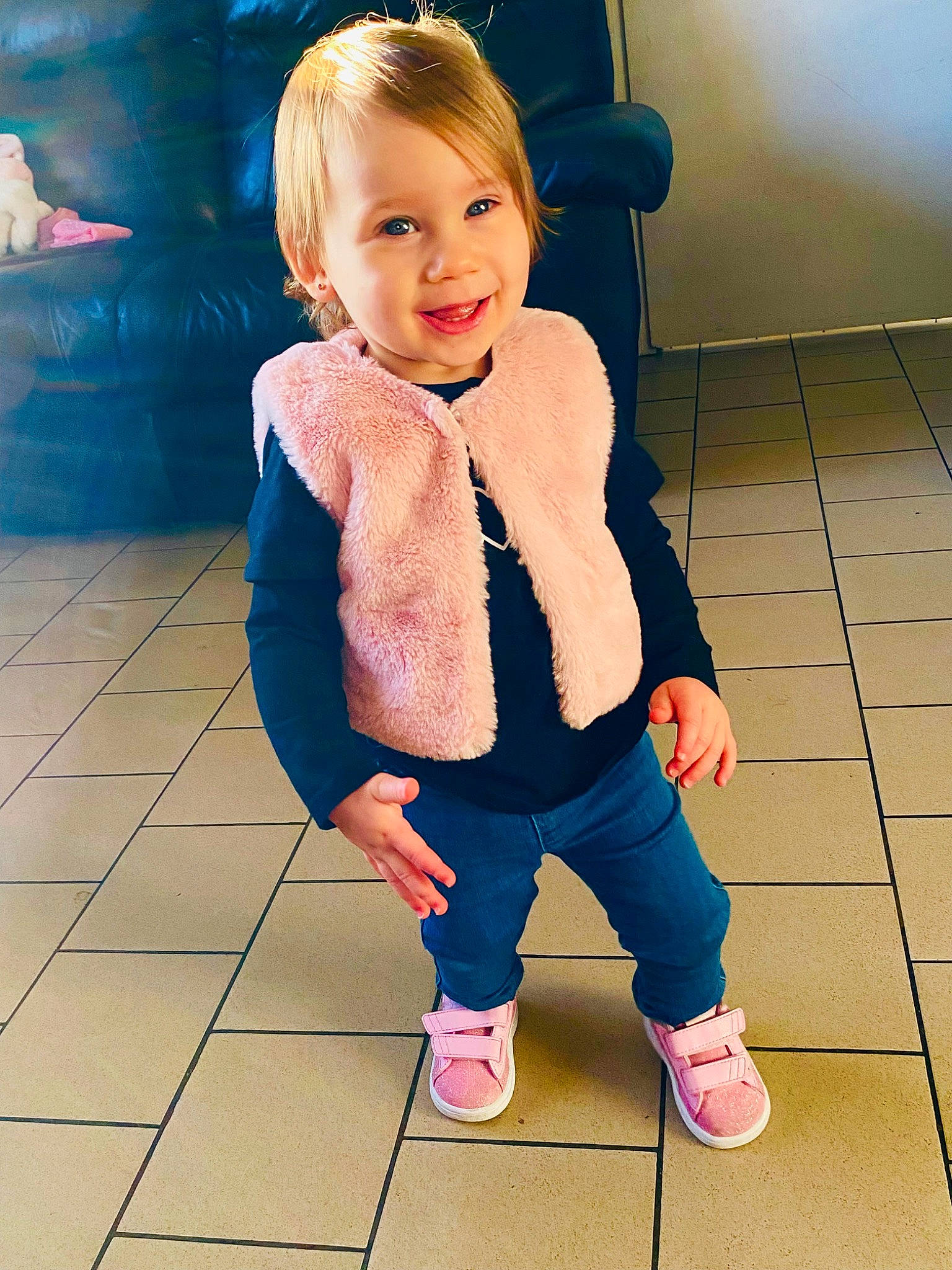 Inaya a rejoint le concours — aidez-le/la à gagner de superbes lots ! arm, baby, baby_toddler_clothing, beauty, cheek, eye, finger, flash_photography, floor, flooring, happy, iris, joint, joy, leg, person, shoe, skin, sleeve, smile