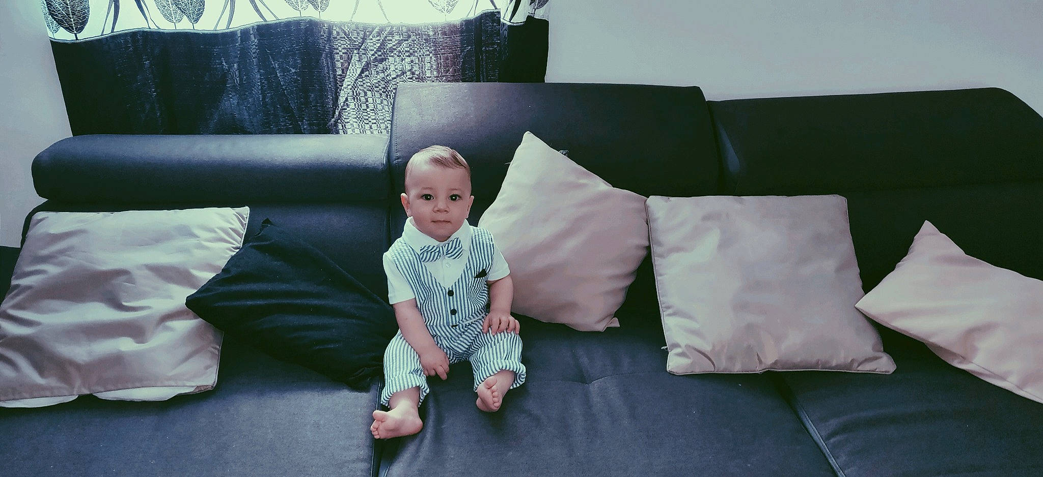 Mikaïl participe au concours pour gagner de l'argent avec cette photo : baby, child, comfort, couch, furniture, person, pillow, play, room, textile, toddler
