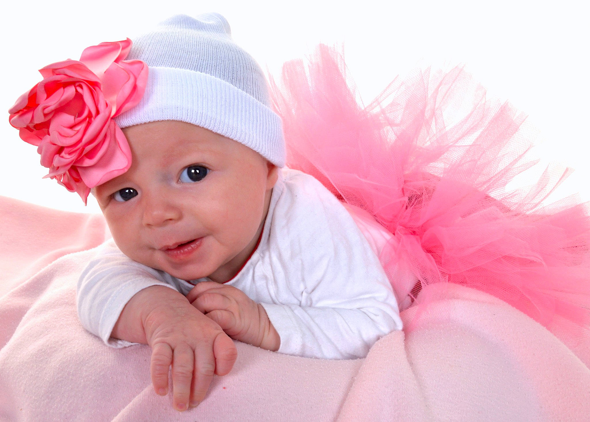 Jade a rejoint le concours — aidez-le/la à gagner de superbes lots ! baby, baby_toddler_clothing, cap, face, flash_photography, flower, fun, grass, happy, hat, head, headwear, lip, magenta, person, petal, pink, plant, skin, smile
