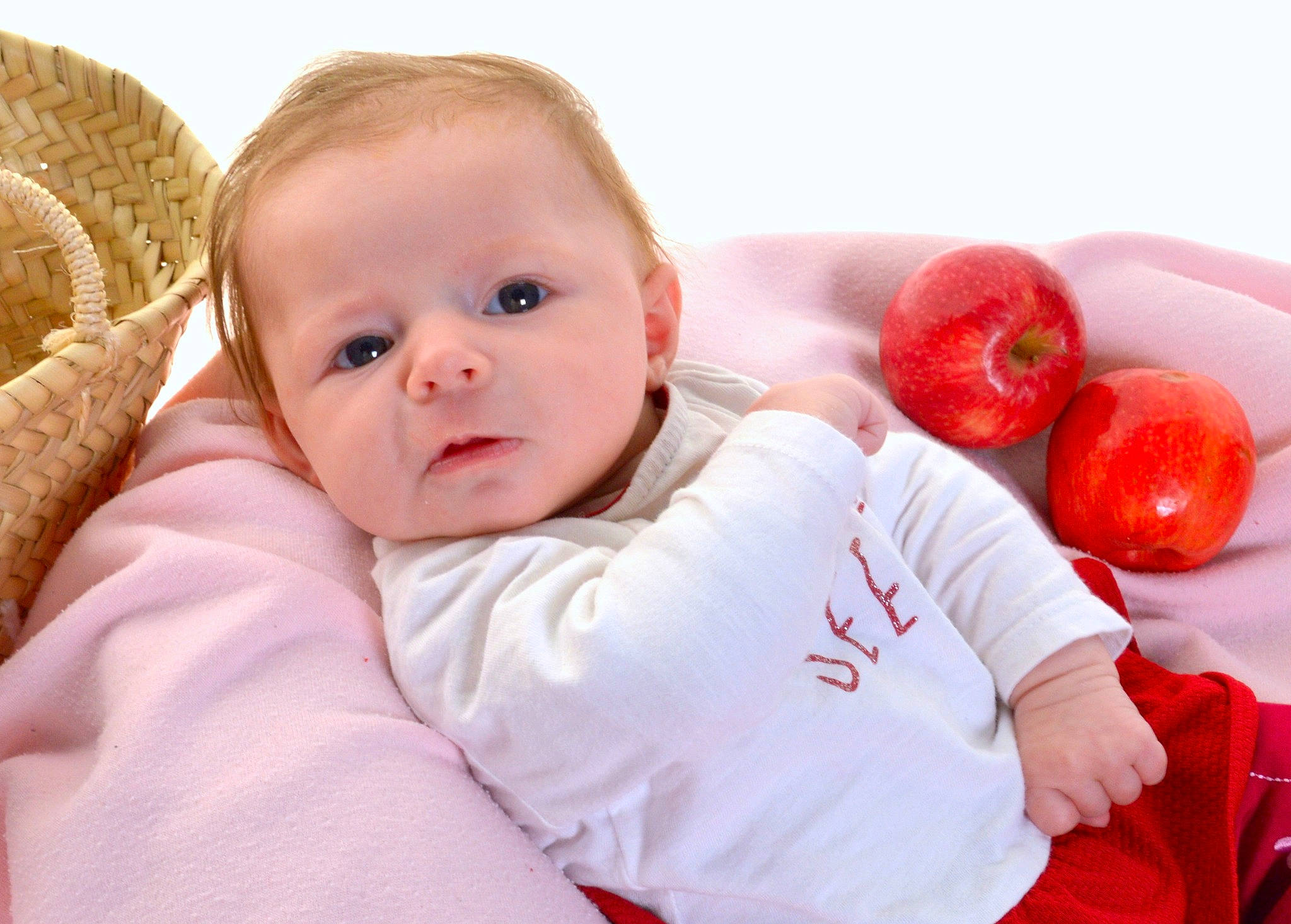 Jade a rejoint le concours — aidez-le/la à gagner de superbes lots ! apple, baby, baby_sleeping, baby_toddler_clothing, cheek, child, comfort, facial_expression, fruit, grass, happy, linens, lip, natural_foods, person, plant, sitting, skin, sleeve, textile