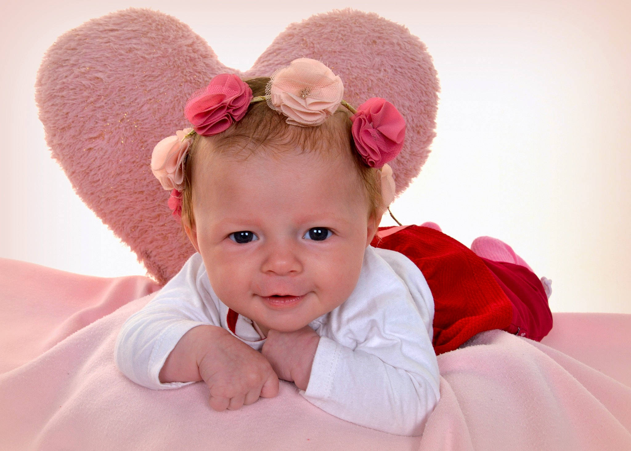 Jade a rejoint le concours — aidez-le/la à gagner de superbes lots ! baby, baby_toddler_clothing, chin, comfort, costume_hat, ear, eyebrow, happy, head, headband, headgear, headpiece, lip, person, petal, pink, skin, sleeve, smile, textile