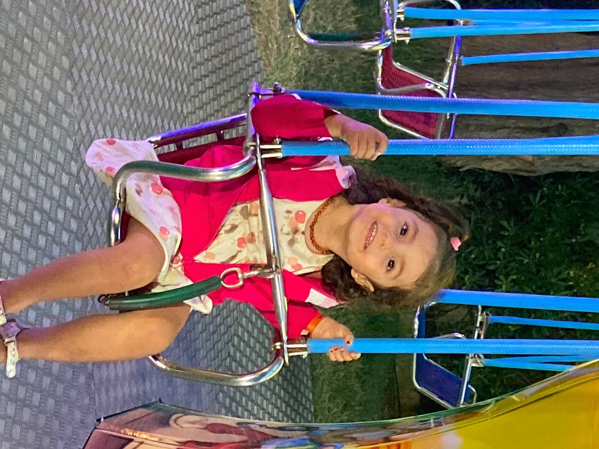 Hailey a rejoint le concours — aidez-le/la à gagner de superbes lots ! city, fun, happy, human_leg, joy, leisure, magenta, outdoor_play_equipment, person, playground, recreation, sandal, shorts, smile, thigh, tree