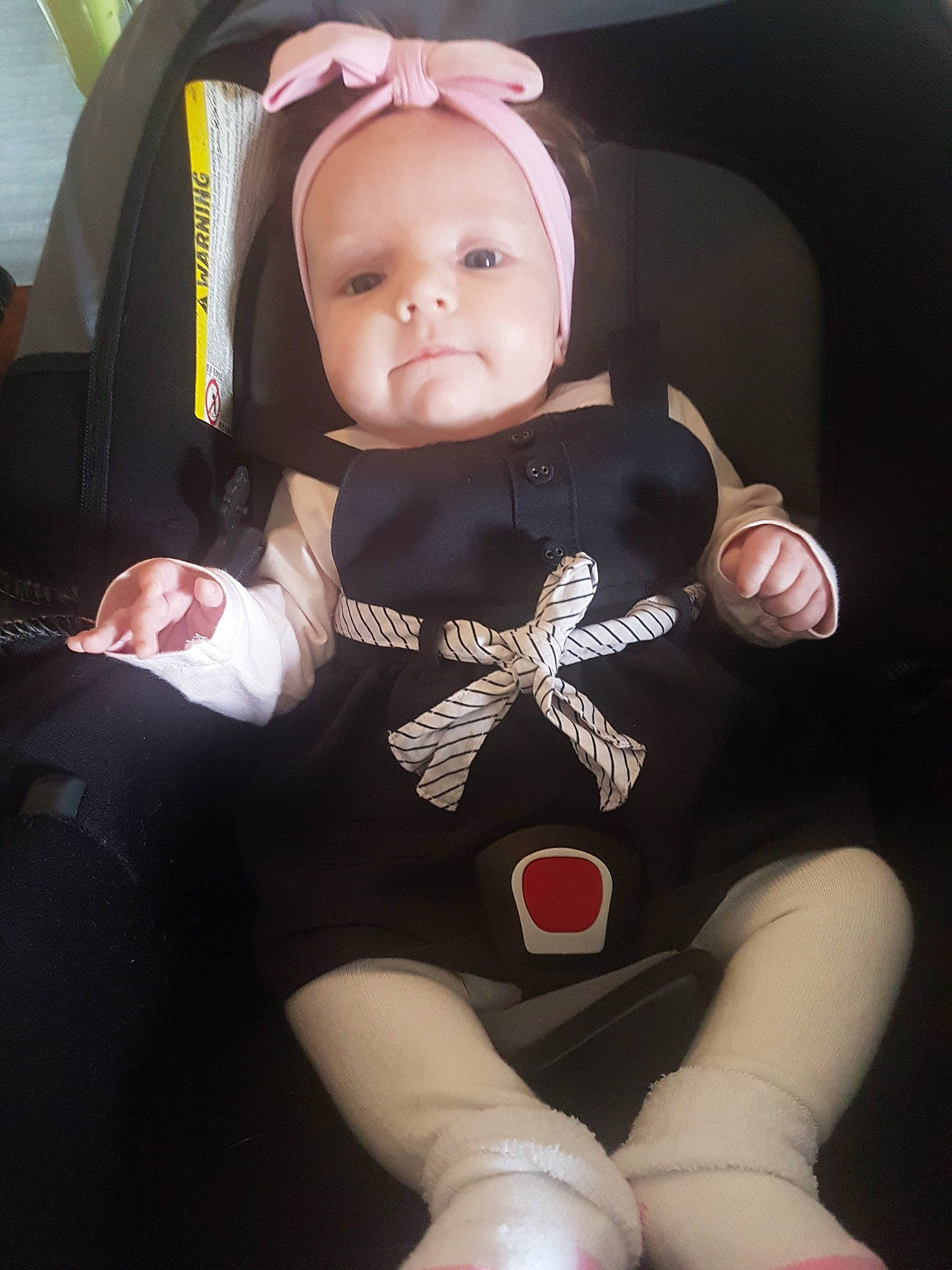 Océane a rejoint le concours — aidez-le/la à gagner de superbes lots ! baby, baby_products, cheek, child, fashion_accessory, finger, joint, person, pink, product, sitting, skin, toddler