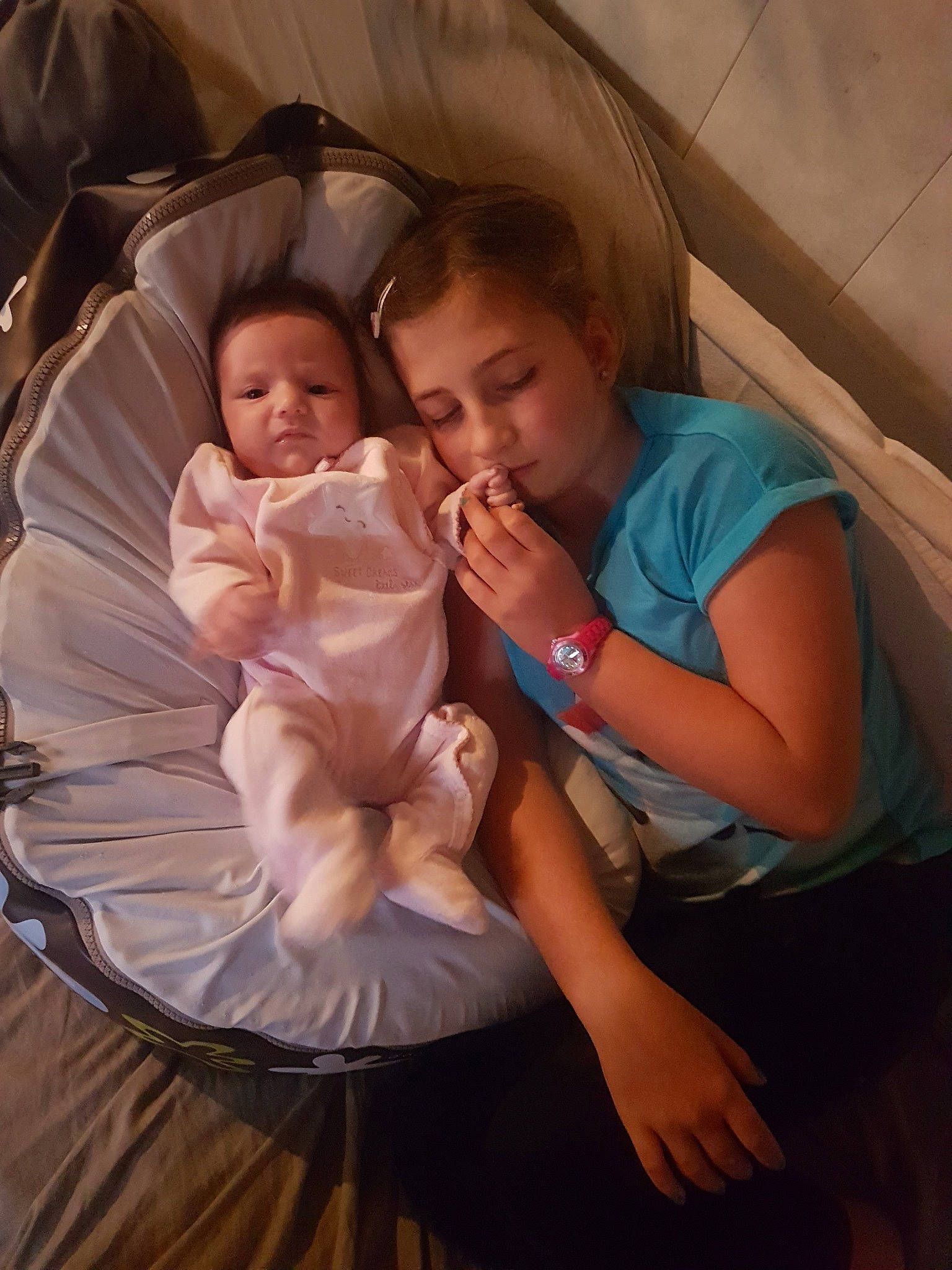 Océane participe au concours pour gagner de l'argent avec cette photo : baby, baby_products, child, comfort, daughter, eye, fun, iris, mother, people, person, product, sibling, sitting, skin, smile, toddler