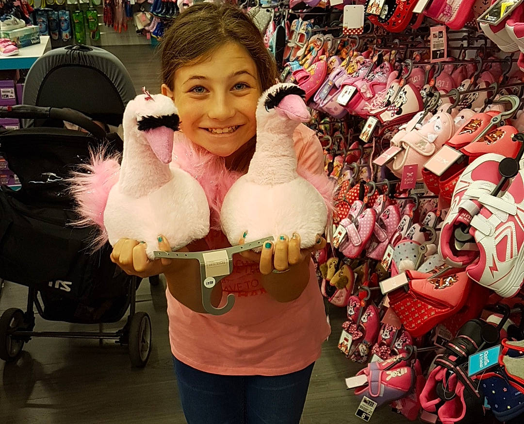Marine participe au concours pour gagner de l'argent avec cette photo : child, cotton_candy, footwear, happy, joy, person, pink, plush, shoe, stuffed_toy, tourism