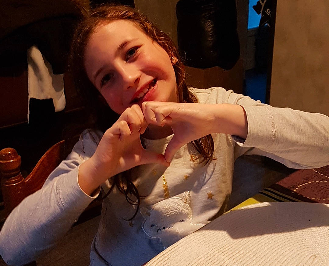 Marine a rejoint le concours — aidez-le/la à gagner de superbes lots ! arm, beauty, ear, eyebrow, eyelash, face, finger, gesture, hair, hairstyle, hand, head, jaw, joy, lip, long_hair, mouth, nail, nose, person