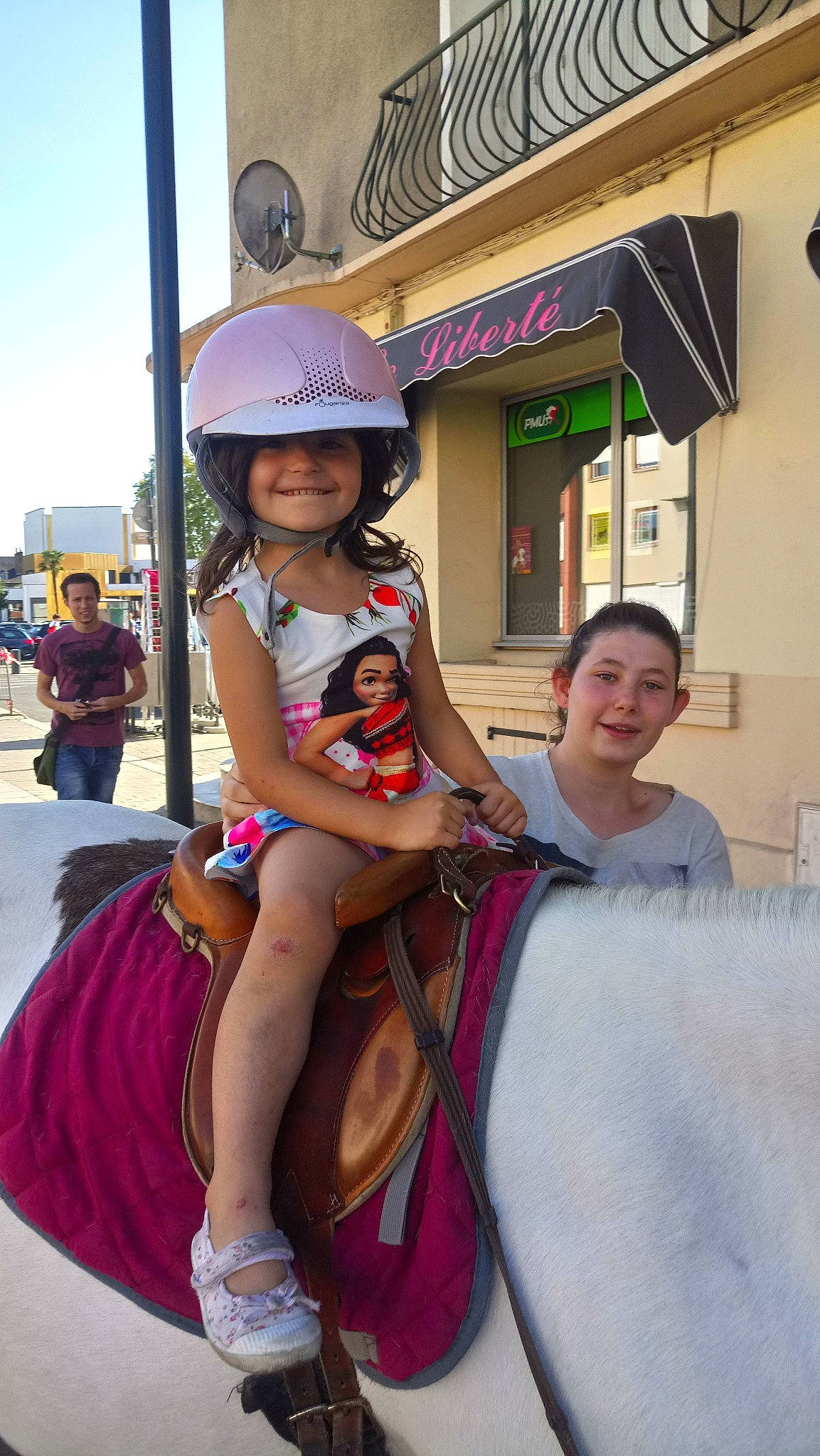 Noemie a rejoint le concours — aidez-le/la à gagner de superbes lots ! fun, girl, headgear, headwear, horse, horse_like_mammal, joy, person, recreation, vacation