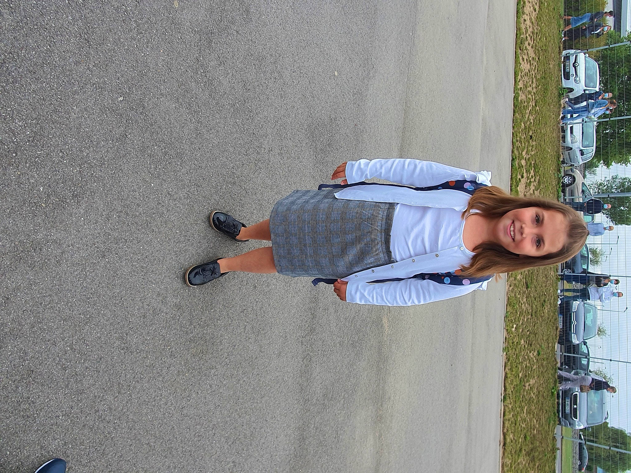 Ellia a rejoint le concours — aidez-le/la à gagner de superbes lots ! concrete, joy, person