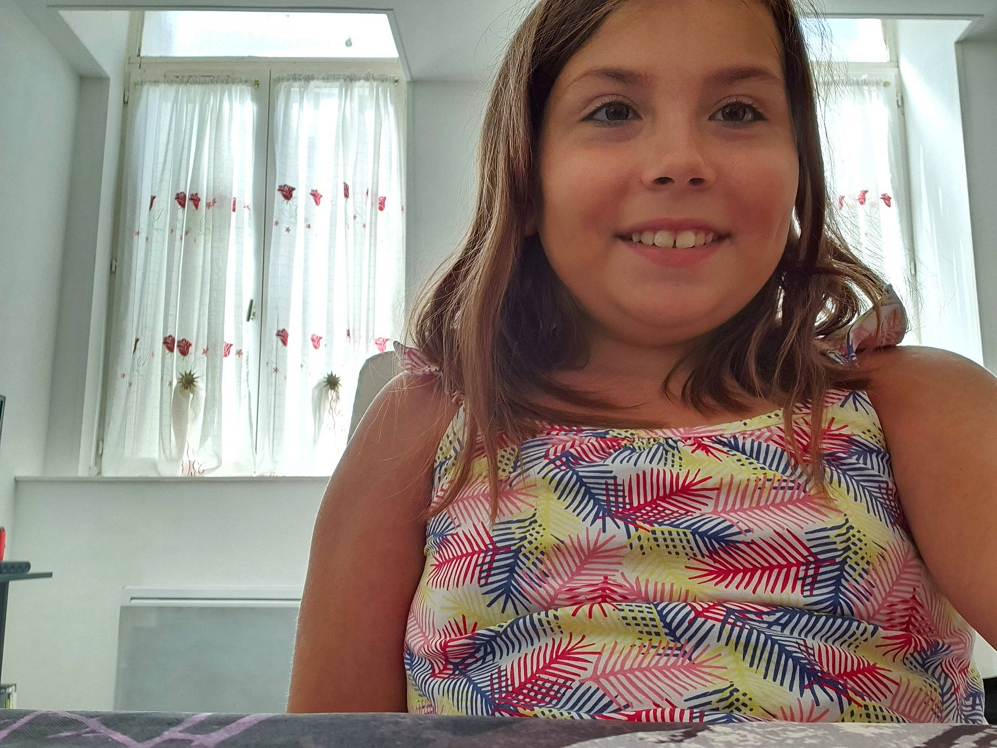 Ellia participe au concours pour gagner de l'argent avec cette photo : brown_hair, child, facial_expression, hair, happy, joy, long_hair, pattern, person, smile, t_shirt, top