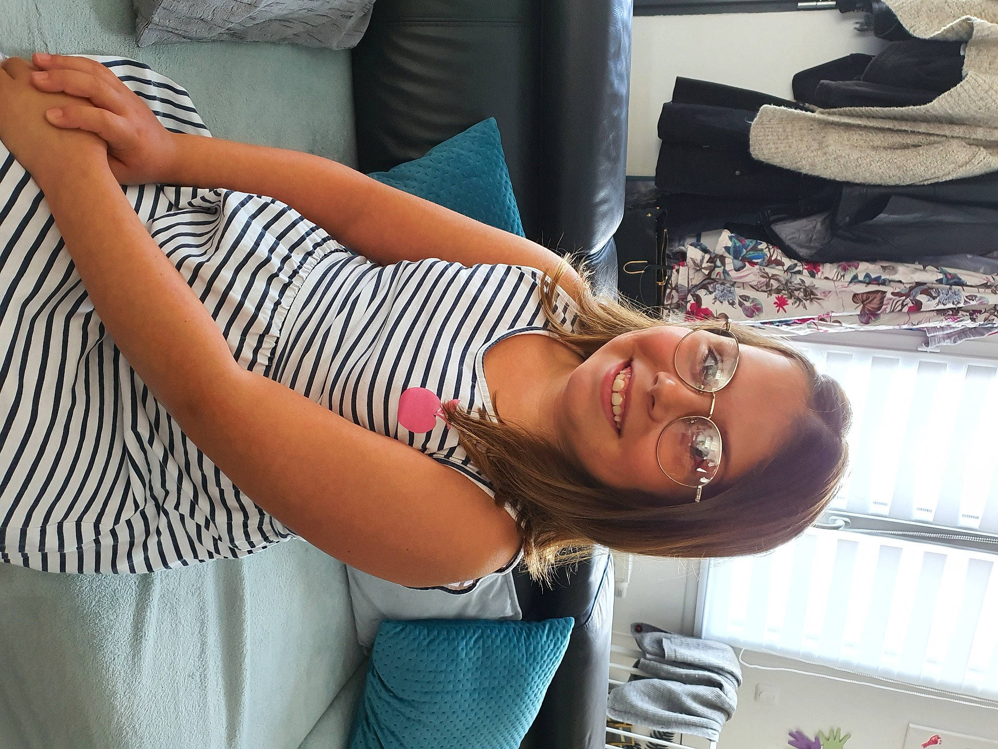 Ellia a rejoint le concours — aidez-le/la à gagner de superbes lots ! arm, black_hair, gesture, joy, leg, long_hair, person, photography, shoulder, smile