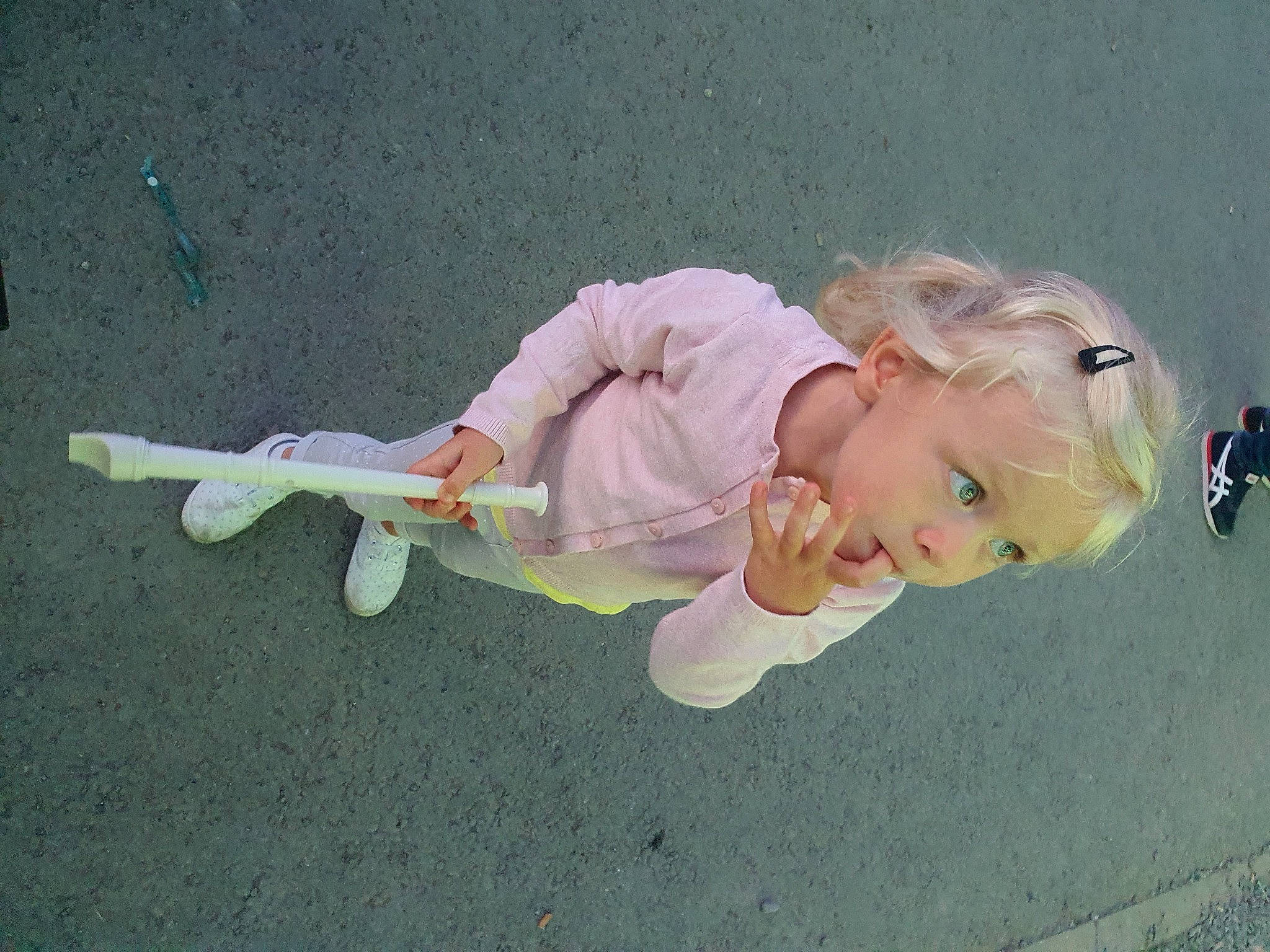 Lyse a rejoint le concours — aidez-le/la à gagner de superbes lots ! child, person, surprise