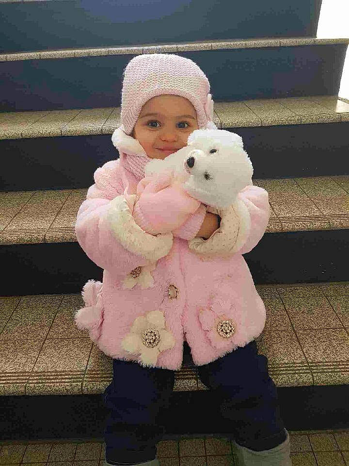 Louane participe au concours pour gagner de l'argent avec cette photo : baby, child, joy, person, pink, plush, stuffed_toy, teddy_bear, toddler, toy