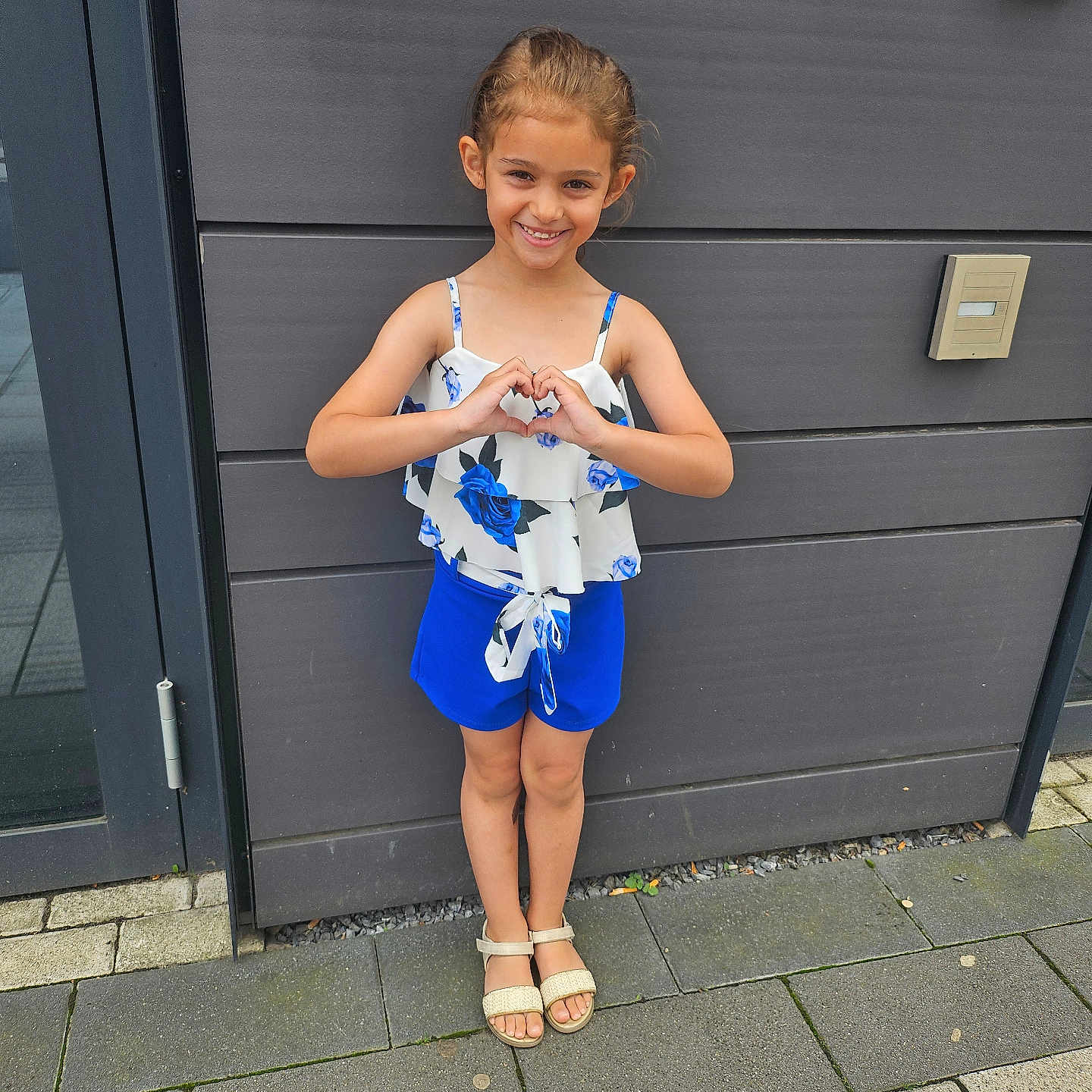 Louane a rejoint le concours — aidez-le/la à gagner de superbes lots ! child, clothing, door, dress, eveningdress, face, female, footwear, formalwear, girl, head, pants, path, person, photography, portrait, sandal, shoe, shorts, walkway