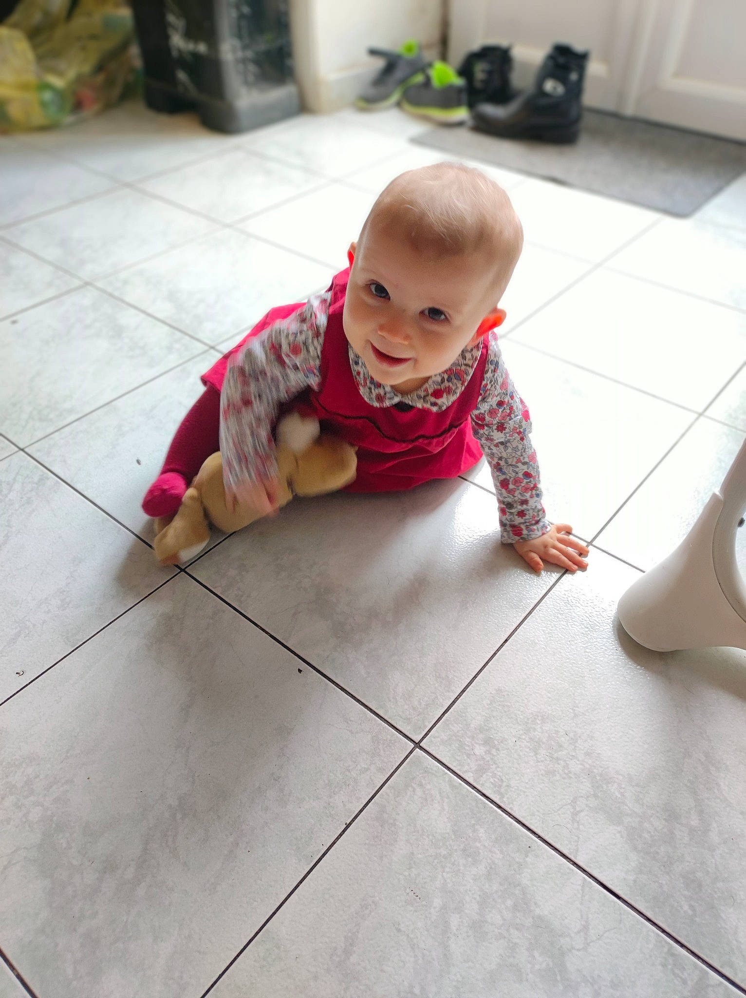 Ambre participe au concours pour gagner de l'argent avec cette photo : baby, baby_toddler_clothing, carpet, cheek, child, crawling, floor, flooring, fun, hardwood, laminate_flooring, pattern, person, road_surface, room, sitting, skin, t_shirt, toddler, wood