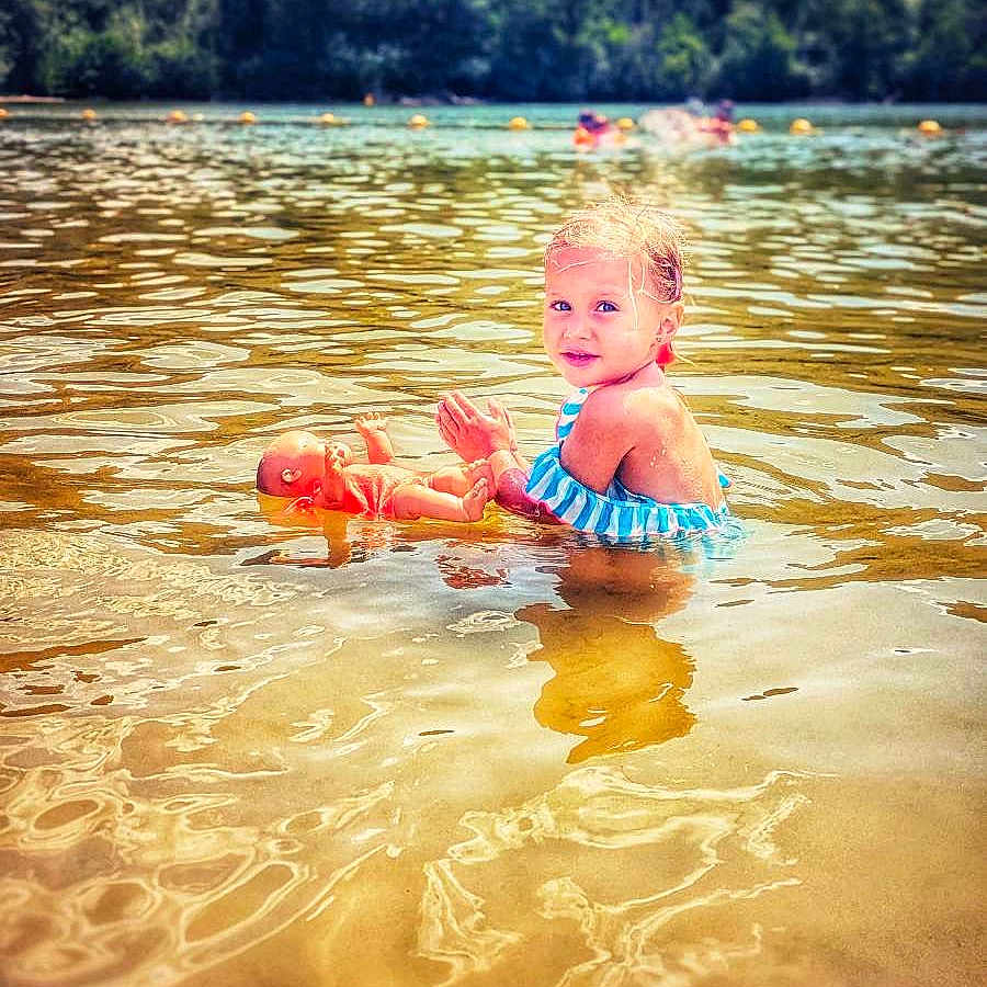 Manaë participe au concours pour gagner de l'argent avec cette photo : baby, bathing, clothing, face, head, lake, leisureactivities, lifejacket, nature, outdoors, person, photography, portrait, sport, summer, swimming, swimwear, vest, water, watersports
