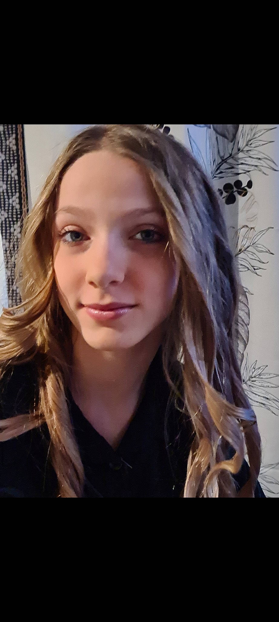 Angelina a rejoint le concours — aidez-le/la à gagner de superbes lots ! blond, brown_hair, cheek, chin, curtain, eyebrow, eyelash, feathered_hair, flash_photography, hair_coloring, happy, iris, jaw, layered_hair, lip, long_hair, makeover, nose, person, step_cutting