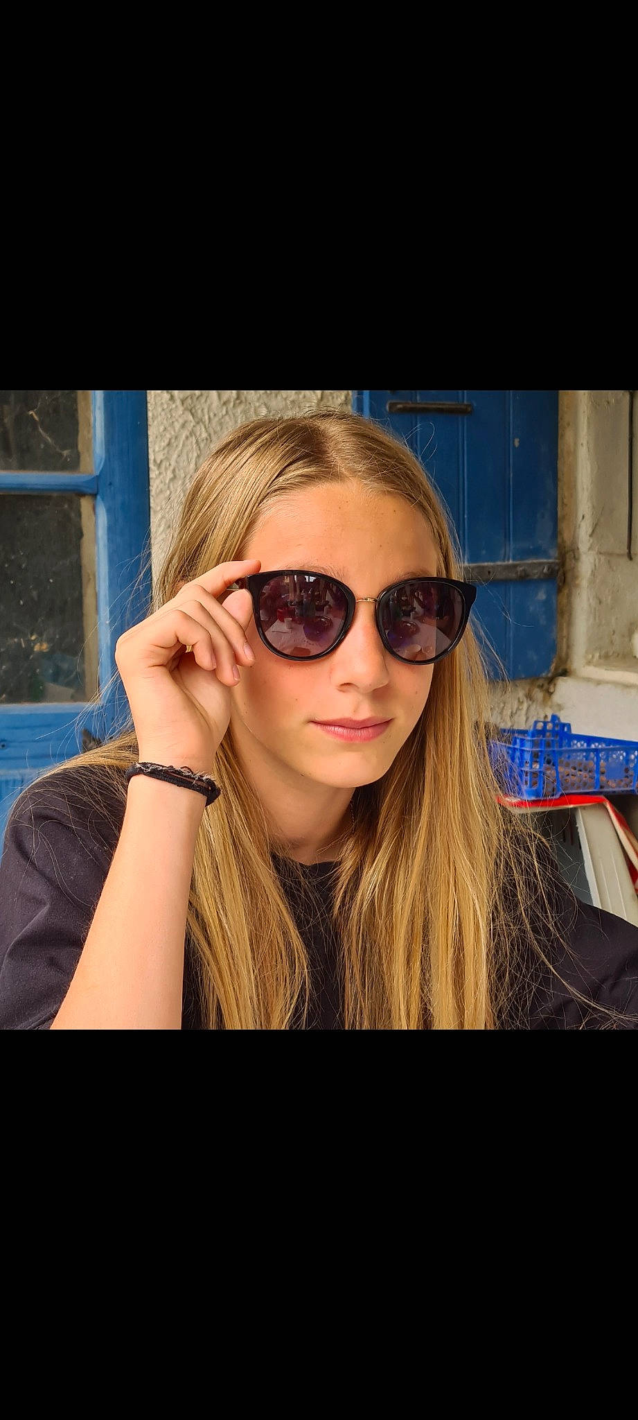 Angelina a rejoint le concours — aidez-le/la à gagner de superbes lots ! chin, cool, eye_glass_accessory, eyebrow, eyelash, eyewear, facial_expression, finger, flash_photography, gesture, glasses, goggles, hair, jaw, lip, mouth, person, skin, smile, sunglasses