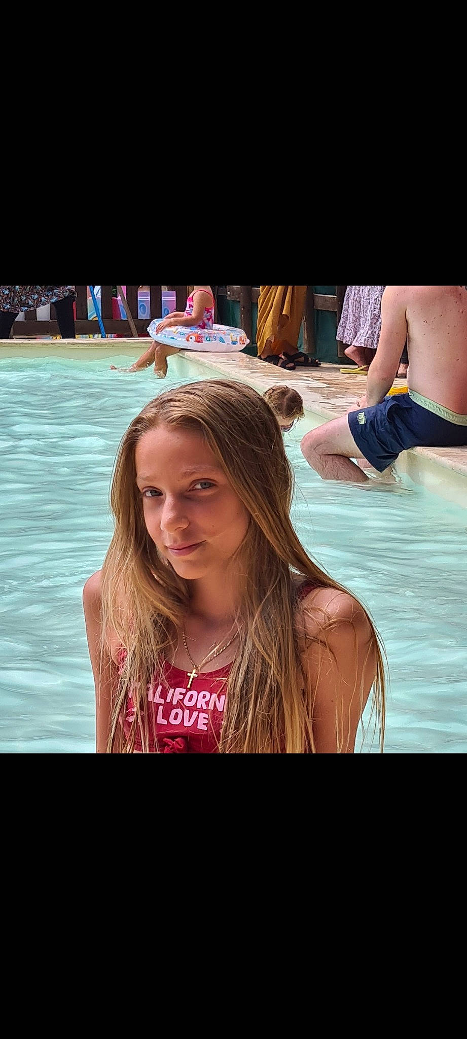 Angelina participe au concours pour gagner de l'argent avec cette photo : beauty, cool, event, flash_photography, fun, happy, human, leisure, lip, long_hair, mammal, mouth, person, pink, recreation, skin, smile, summer, swimming_pool, thigh