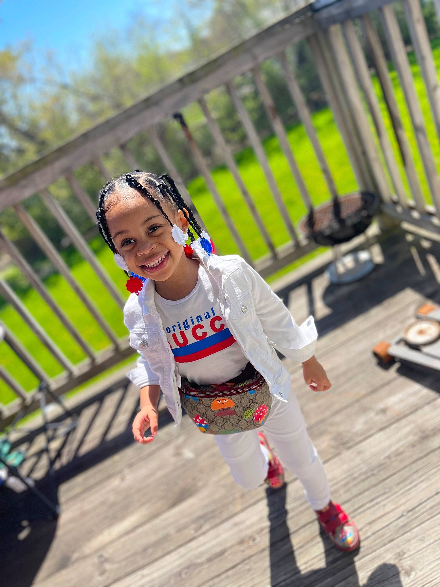 Kamiya is registered to the contest to win money with this photo: city, electric_blue, eyewear, fence, fun, happy, joy, leisure, person, personal_protective_equipment, portrait_photography, racing, recreation, running, sky, sports, sportswear, street, toddler, tree