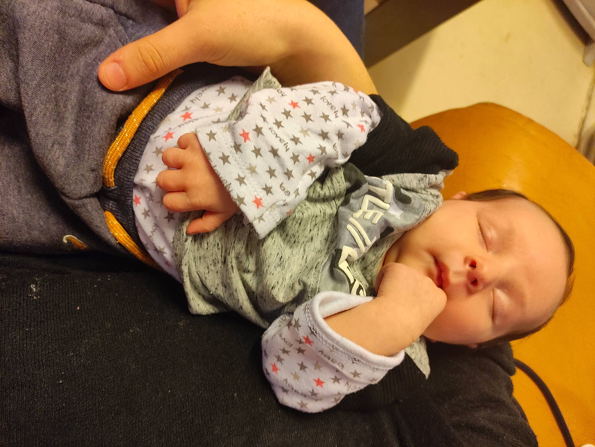 Yllies a rejoint le concours — aidez-le/la à gagner de superbes lots ! baby, baby_toddler_clothing, clothing, comfort, couch, finger, flooring, foot, fun, grass, hand, human_leg, knee, mouth, pattern, person, room, sitting, thigh, toddler