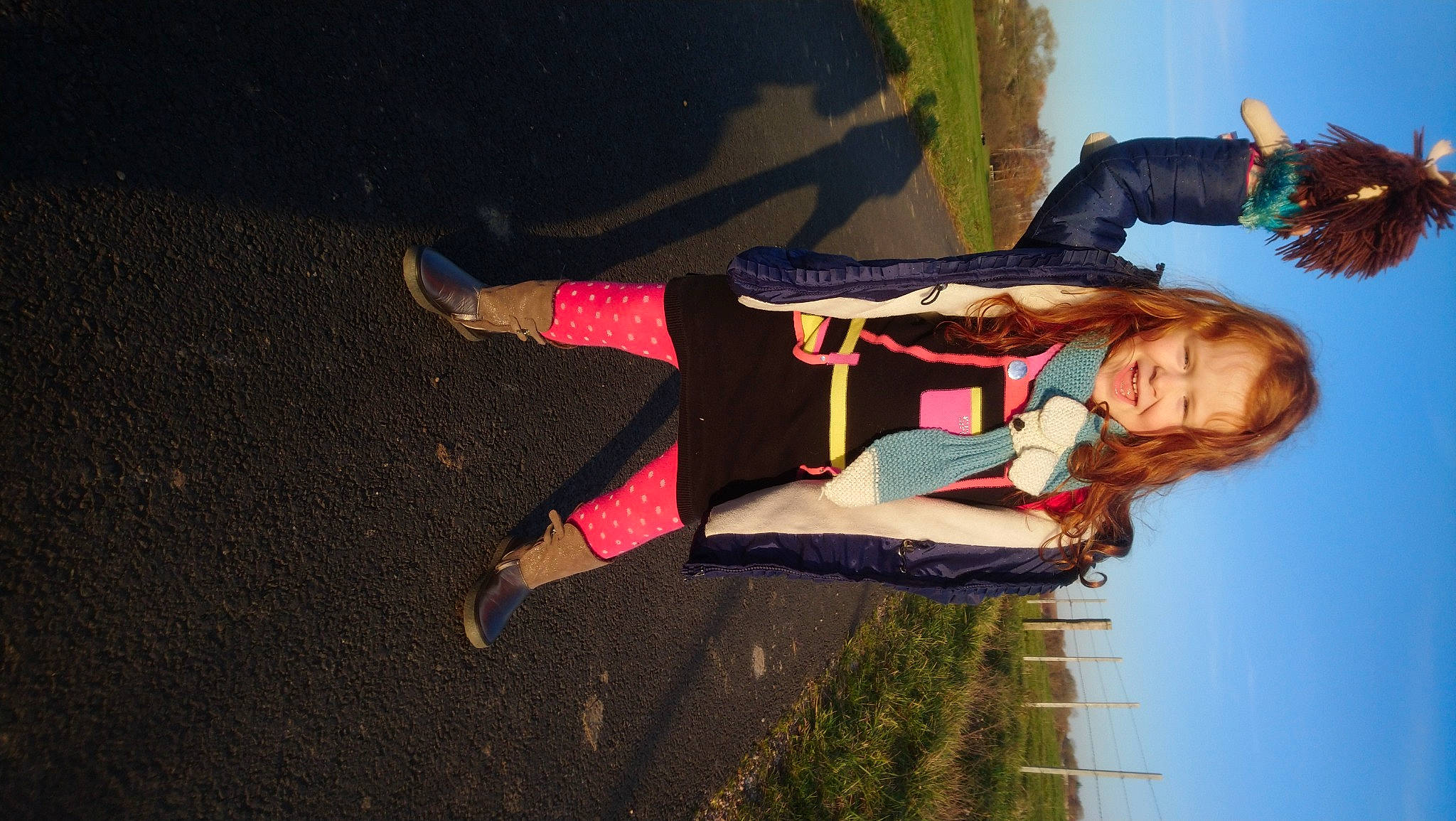 Mathilde a rejoint le concours — aidez-le/la à gagner de superbes lots ! costume, hair_coloring, happy, long_hair, people_in_nature, person, shadow, tar, walking_shoe