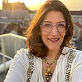 Isabelle V.