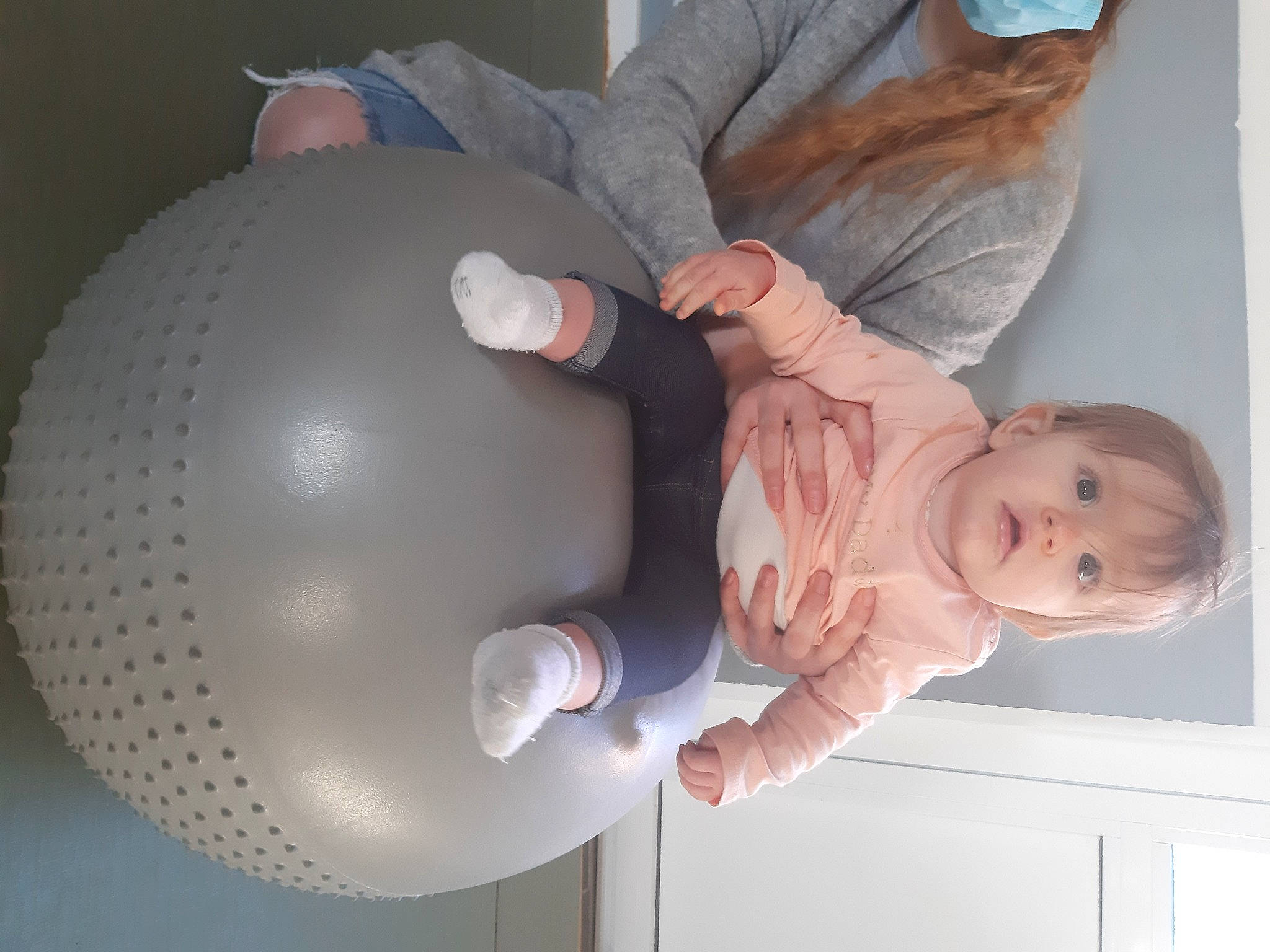 Nina participe au concours pour gagner de l'argent avec cette photo : arm, baby, baby_products, baby_toddler_clothing, balloon, child, circle, comfort, finger, foot, gesture, hand, head, leg, party_supply, person, skin, sleeve, thumb, toddler