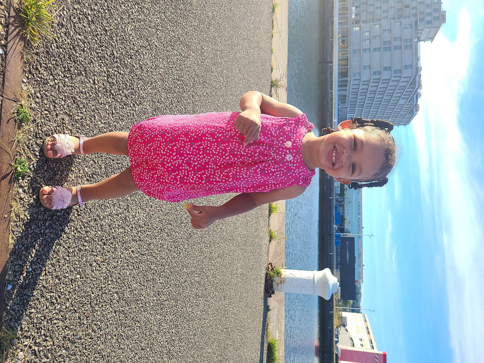 Naomie participe au concours pour gagner de l'argent avec cette photo : asphalt, city, electric_blue, eyewear, fun, human_leg, joy, leisure, line, magenta, pattern, person, pink, plant, sidewalk, sky, standing, thigh, travel, tree