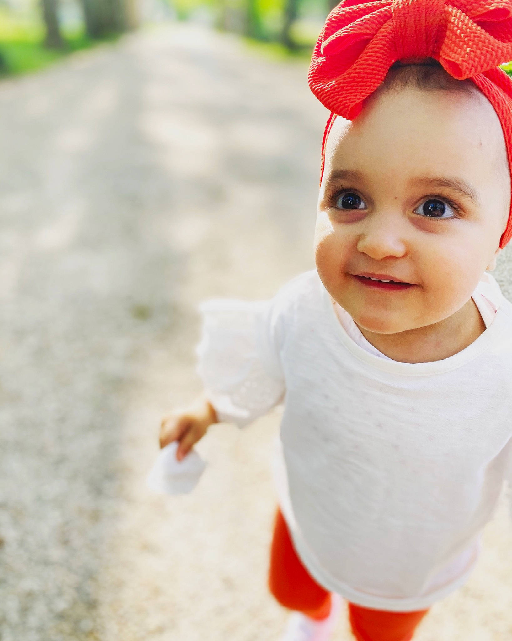 Melanie a rejoint le concours — aidez-le/la à gagner de superbes lots ! baby, baby_toddler_clothing, cap, child, face, fashion_accessory, fun, gesture, grass, happy, joy, lip, neck, people_in_nature, person, photograph, skin, sleeve, smile, summer