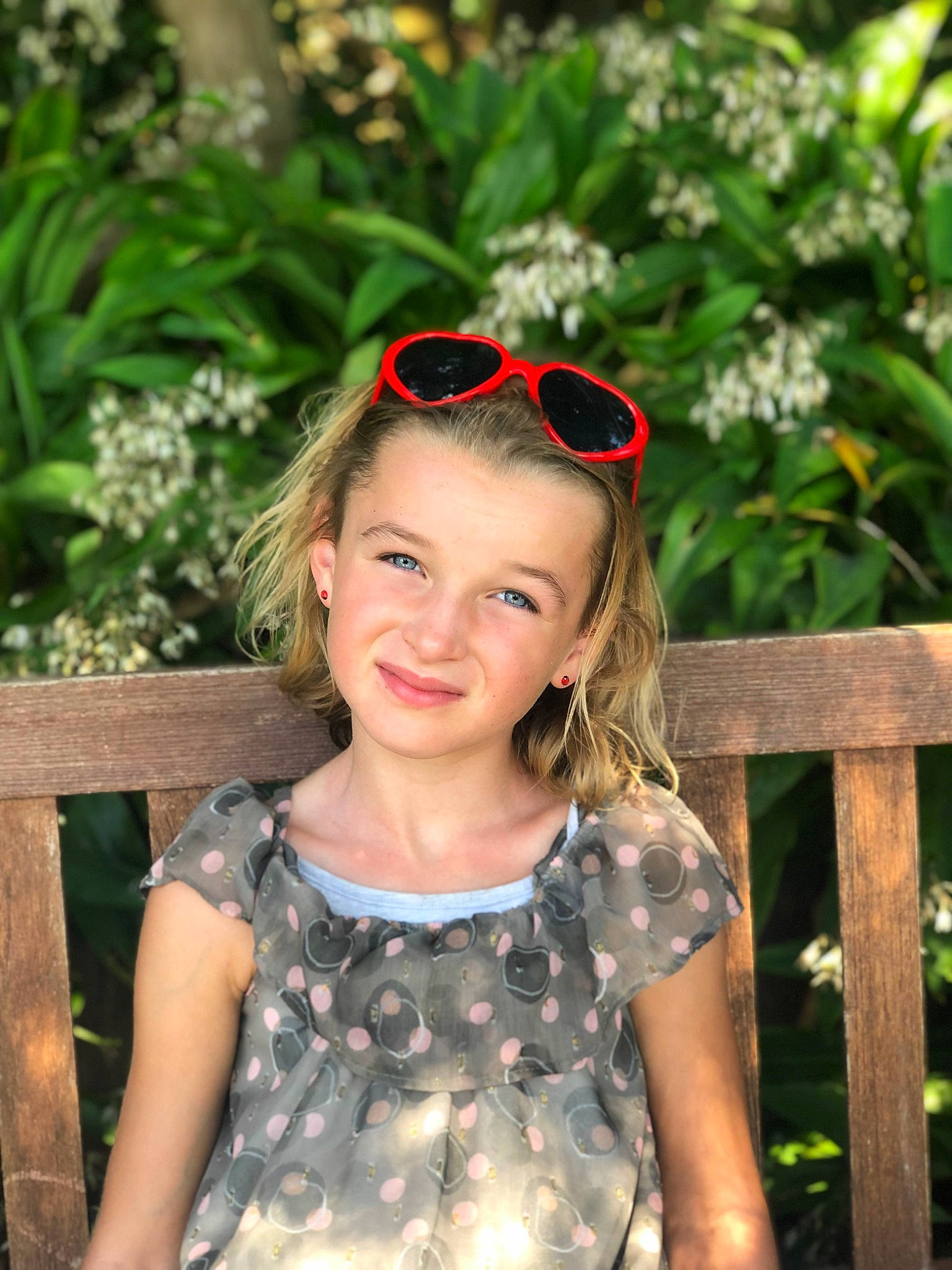 Isaure a rejoint le concours — aidez-le/la à gagner de superbes lots ! eye, facial_expression, glasses, goggles, green, hair, hairstyle, happy, head, headwear, joy, leaf, light, lip, nature, organ, people_in_nature, person, photograph, plant