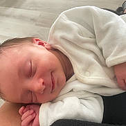 Mathy a rejoint le concours — aidez-le/la à gagner de superbes lots ! newborn, baby, sleeping, smile, white_clothing, infant, peaceful, soft_texture, hand, face, closed_eyes, cute, resting, portrait, skin, indoors, floor, human, small, peace