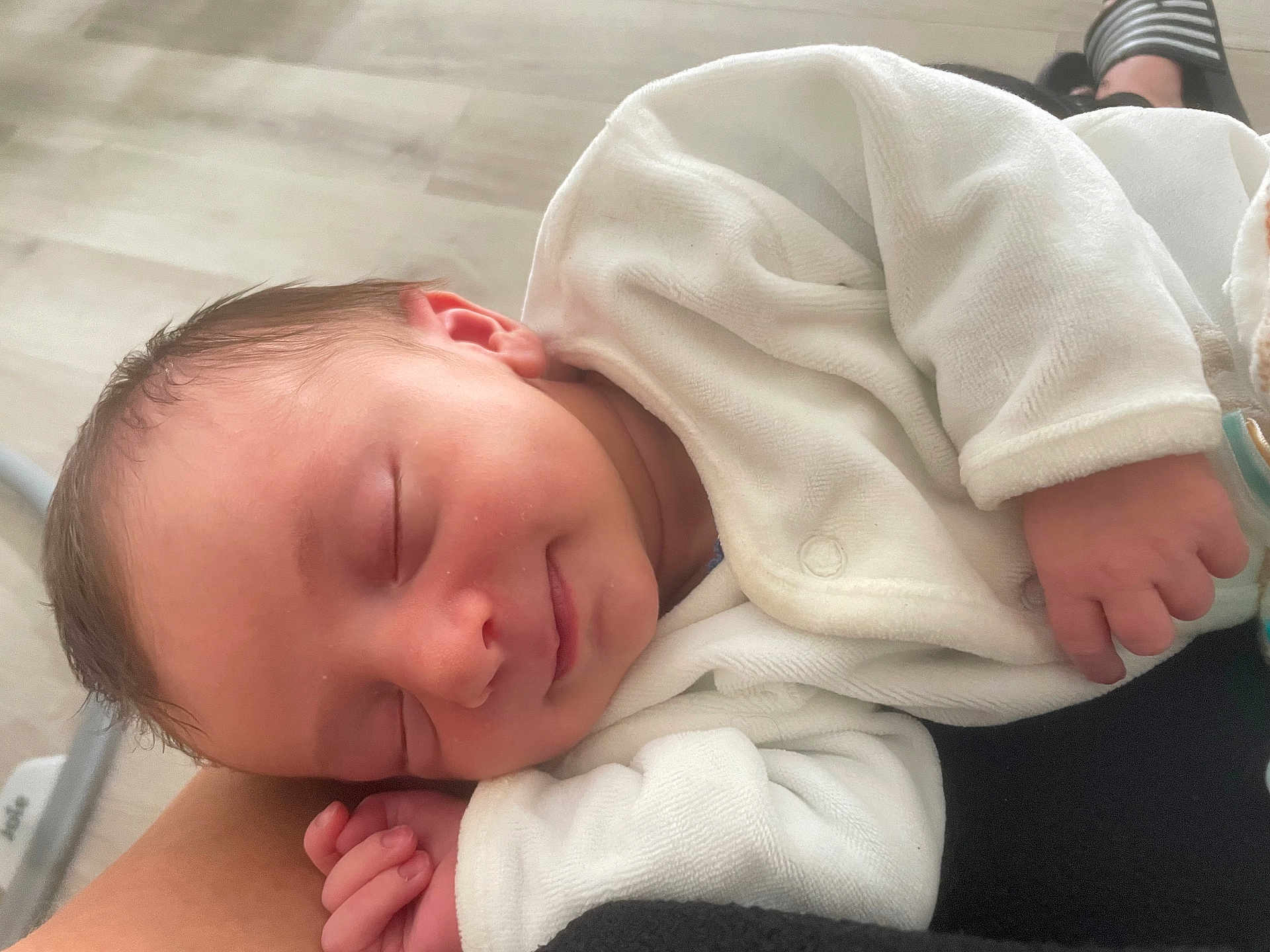 Mathy a rejoint le concours — aidez-le/la à gagner de superbes lots ! newborn, baby, sleeping, smile, white_clothing, infant, peaceful, soft_texture, hand, face, closed_eyes, cute, resting, portrait, skin, indoors, floor, human, small, peace
