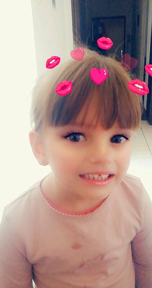 Hannaë a rejoint le concours — aidez-le/la à gagner de superbes lots ! black_hair, chin, dress, ear, eye, eyebrow, eyelash, face, forehead, hair, hairstyle, happy, head, headgear, headpiece, joy, lip, neck, person, pink