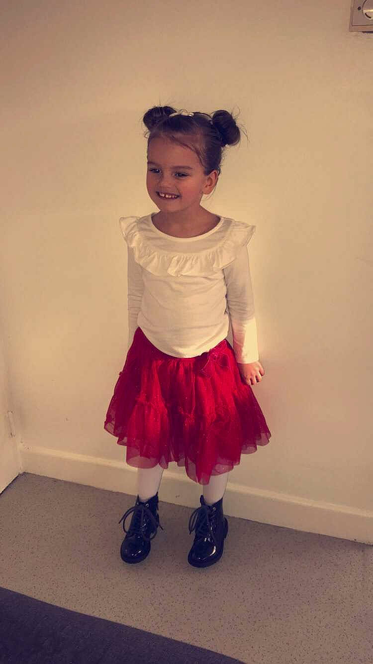 Hannaë participe au concours pour gagner de l'argent avec cette photo : arm, baby_toddler_clothing, day_dress, dress, face, fashion_design, footwear, hair, headgear, human_body, joy, knee, leg, neck, outerwear, person, shoe, shoulder, sleeve, toddler