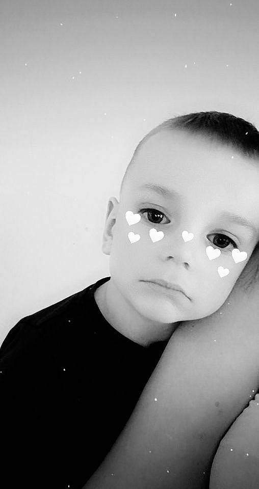 Noë Ruben a rejoint le concours — aidez-le/la à gagner de superbes lots ! cheek, chest, child, child_model, elbow, eyelash, flash_photography, gesture, happy, jaw, monochrome, monochrome_photography, neck, no_expression, person, photo_shoot, portrait, portrait_photography, shoulder, sitting