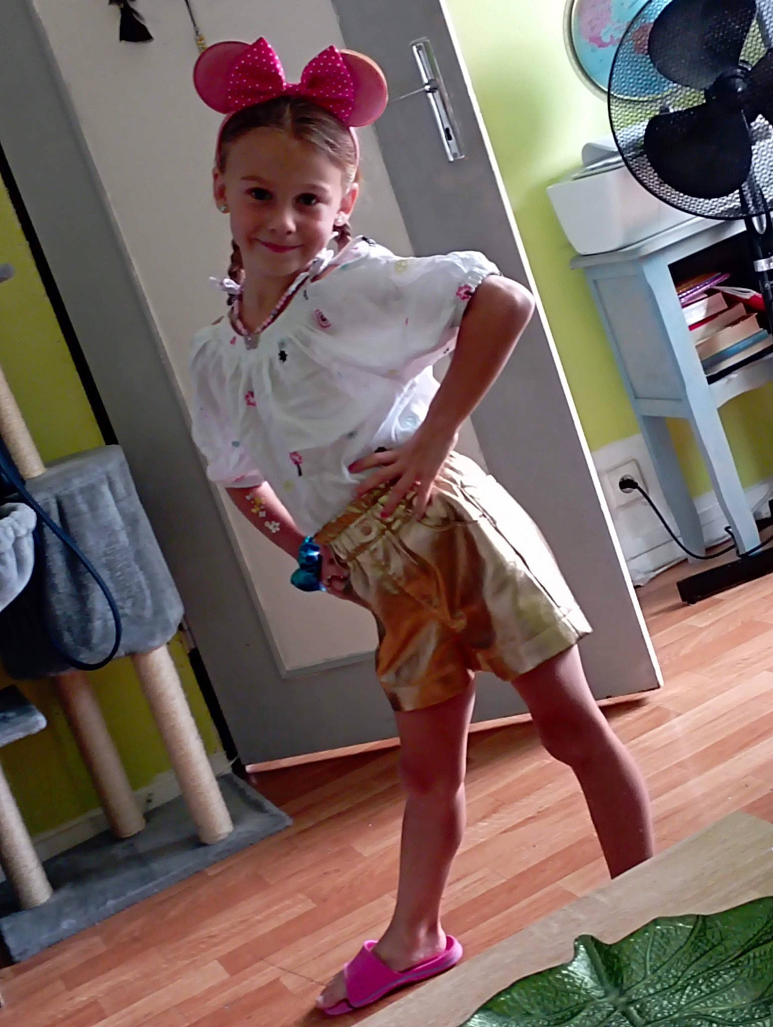 Emma participe au concours pour gagner de l'argent avec cette photo : cap, fashion, fashion_design, flooring, fun, green, human_leg, joint, joy, knee, leg, leisure, magenta, mechanical_fan, person, pink, red, room, shoulder, standing