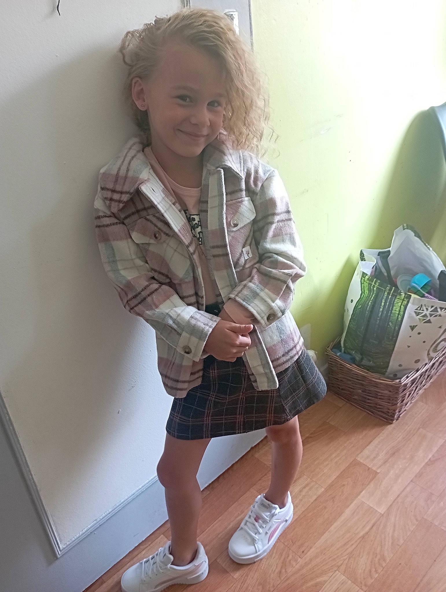 Emma a rejoint le concours — aidez-le/la à gagner de superbes lots ! blond, child, comfort, floor, flooring, happy, hardwood, human_leg, joy, knee, luggage_and_bags, pattern, person, plaid, room, shoe, sleeve, smile, sock, tartan