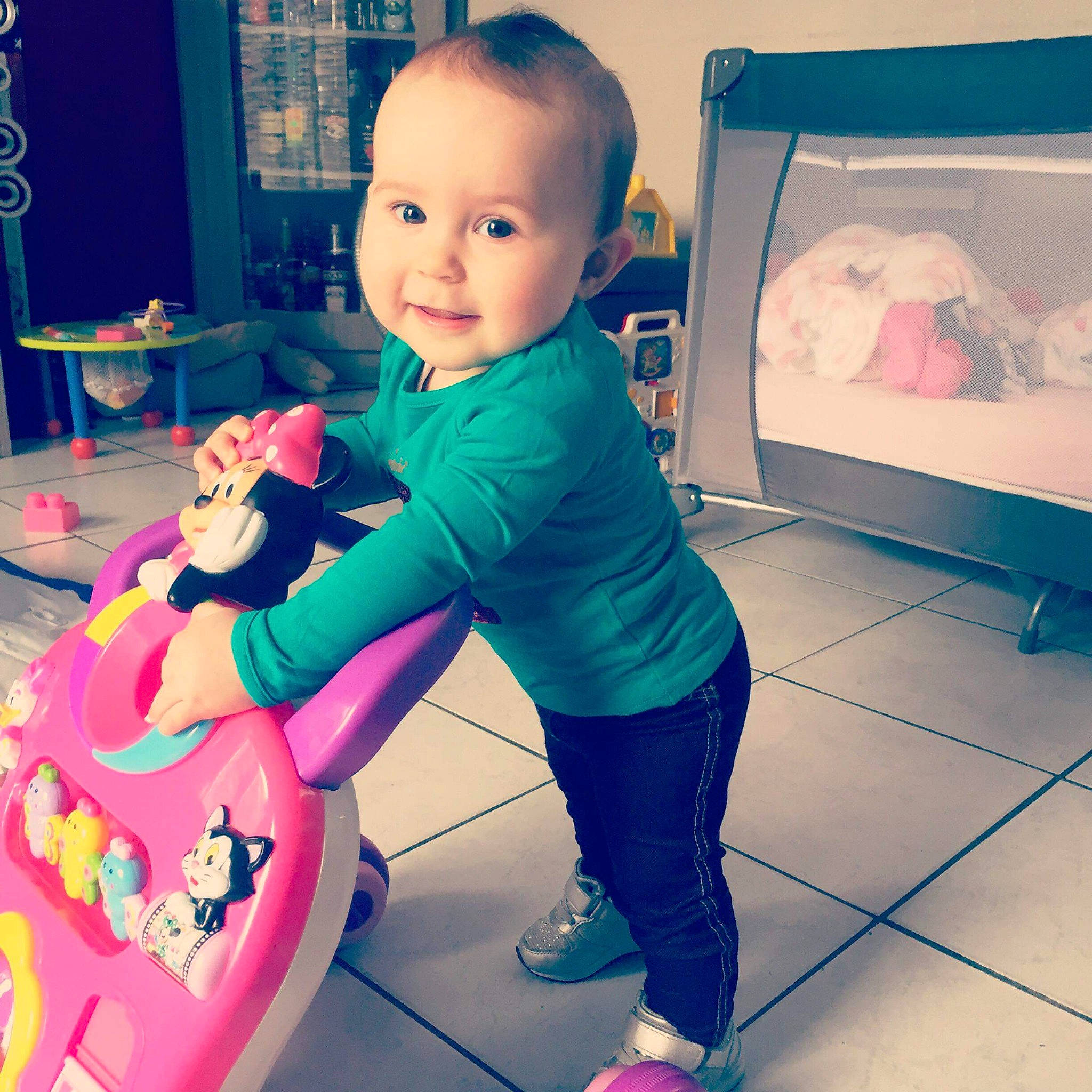 Aélya a rejoint le concours — aidez-le/la à gagner de superbes lots ! baby, child, electronic_device, footwear, happy, leg, person, pink, play, product, shoe, skin, square, toddler, toy