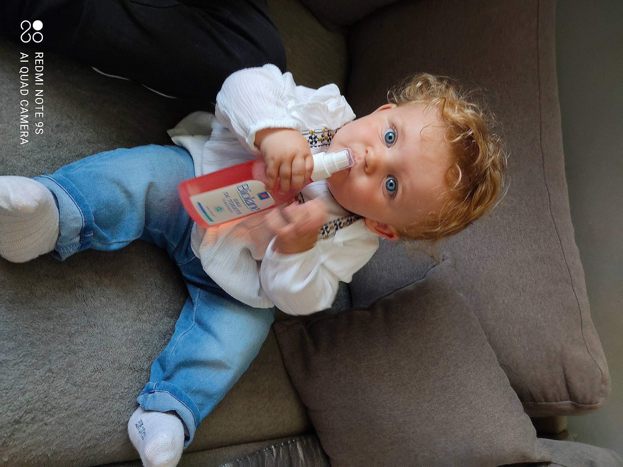 Noélyne a rejoint le concours — aidez-le/la à gagner de superbes lots ! arm, baby, baby_products, baby_toddler_clothing, cheek, child, comfort, fashion_accessory, finger, flash_photography, fun, gesture, happy, lap, nail, person, portrait_photography, sitting, sleeve, surprise