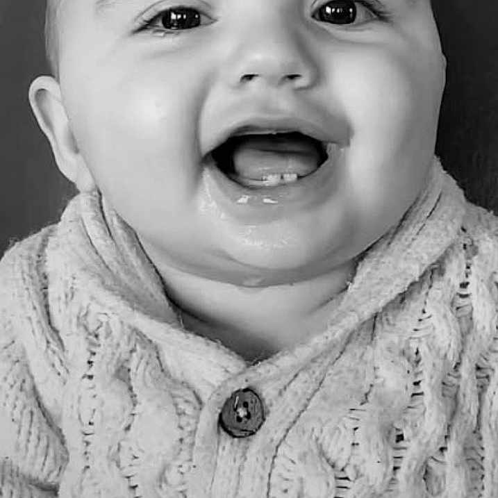 Louis a rejoint le concours — aidez-le/la à gagner de superbes lots ! baby, black_and_white, buttoned_sweater, child, chubby_cheeks, closeup, clothing, cute, cute_expression, eyelashes, face, happy, indoors, infant, knitted_sweater, person, portrait, small_teeth, smiling, young_child