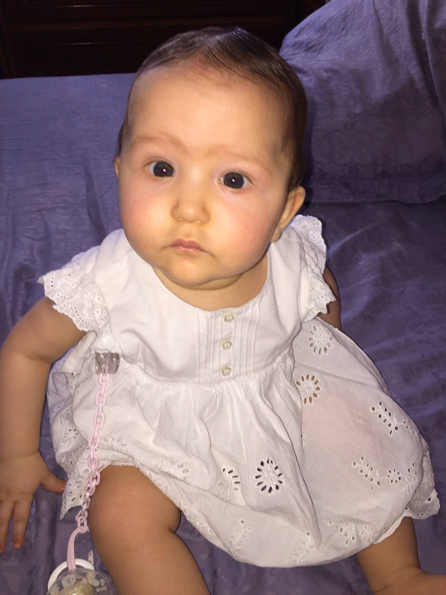 Amira a rejoint le concours — aidez-le/la à gagner de superbes lots ! baby, baby_toddler_clothing, cheek, chin, dress, eye, eyebrow, eyelash, face, hairstyle, head, human_body, iris, lip, mouth, neck, nose, person, skin, sleeve