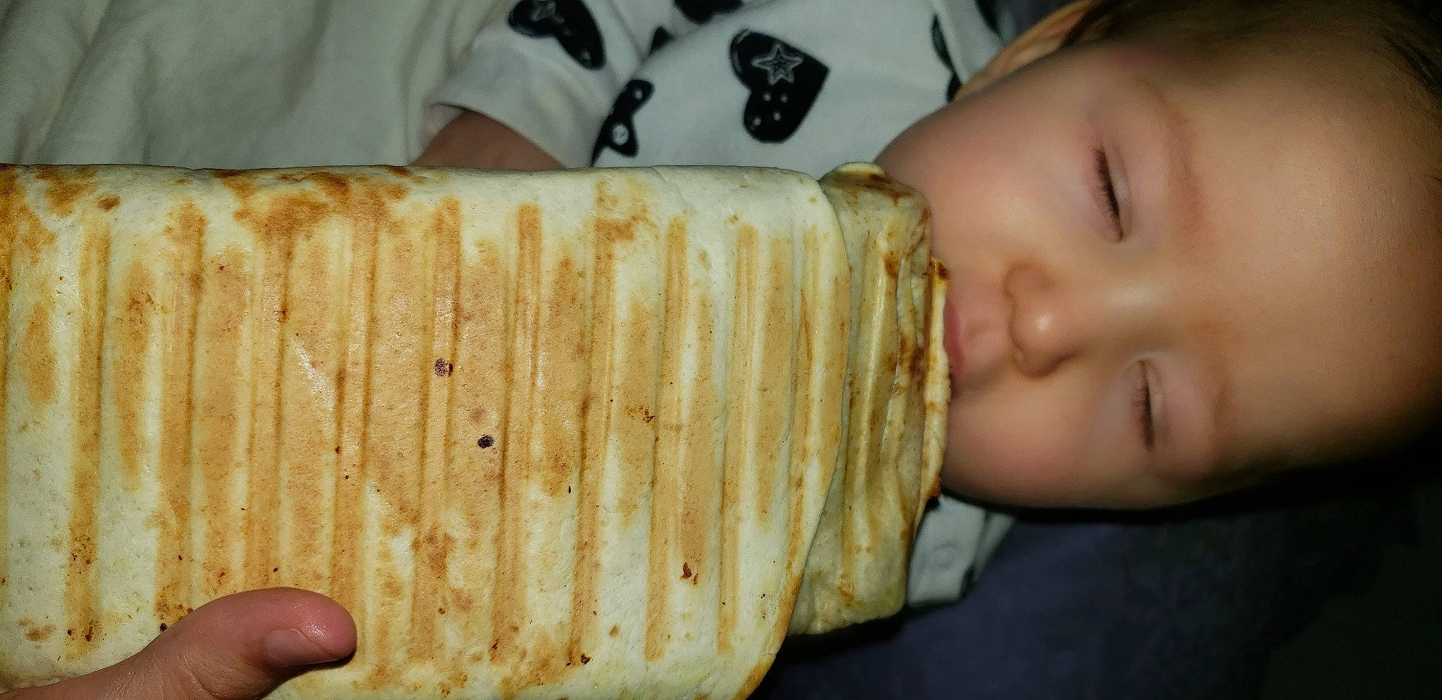 Amira a rejoint le concours — aidez-le/la à gagner de superbes lots ! baby, baby_toddler_clothing, baked_goods, baking, breakfast, child, comfort_food, cuisine, dish, eyelash, fast_food, finger_food, food, ingredient, junk_food, nail, person, sweetness, toddler, white