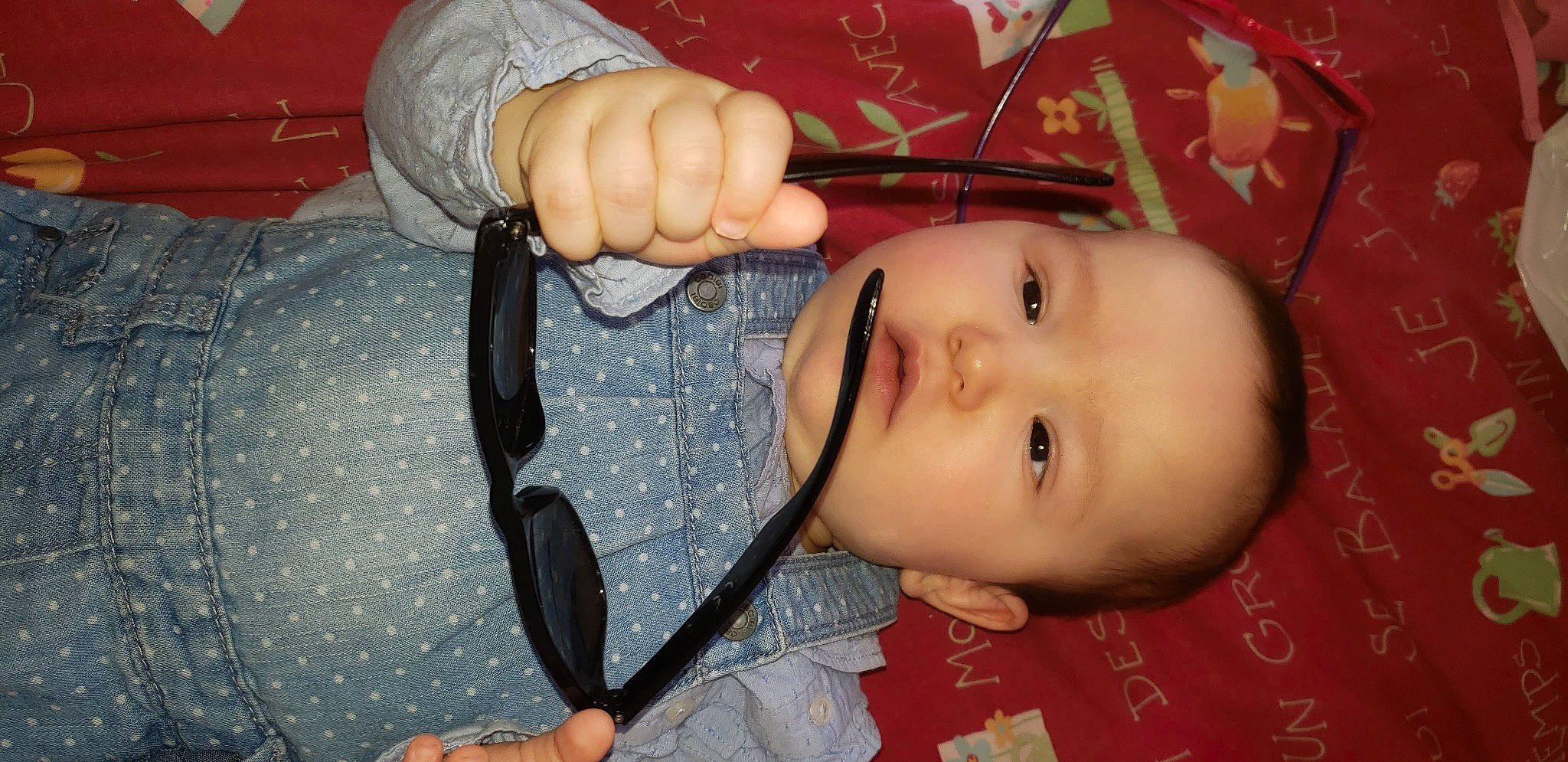 Amira a rejoint le concours — aidez-le/la à gagner de superbes lots ! baby, cheek, chin, eyebrow, eyelash, finger, gesture, hairstyle, hand, happy, human_body, iris, lip, mouth, nail, neck, nose, person, skin, smile