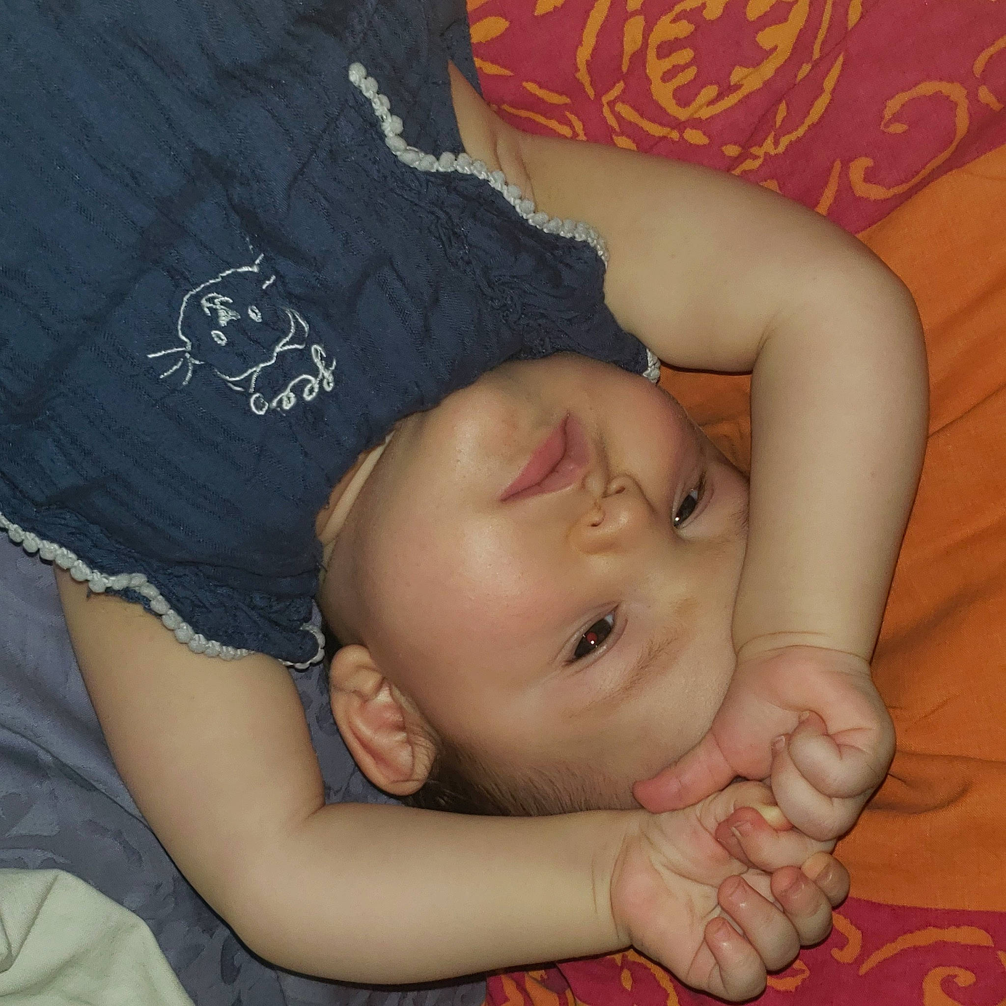 Amira a rejoint le concours — aidez-le/la à gagner de superbes lots ! arm, baby_toddler_clothing, cheek, cool, eye, finger, gesture, hand, happy, headgear, headwear, human_body, lip, mammal, mouth, muscle, neck, nose, person, skin