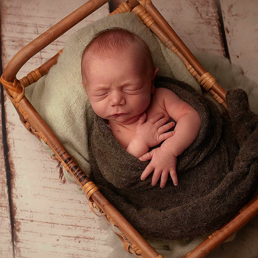 Ysahö participe au concours pour gagner de l'argent avec cette photo : baby, basket, blanket, brown, closed_eyes, cozy, cushion, cute, green, hands, infant, newborn, peaceful, portrait, resting, sleeping, soft_texture, wood, wooden_floor, wrapped