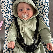 Ysahö a rejoint le concours — aidez-le/la à gagner de superbes lots ! baby, baby_seat, big_eyes, blue_and_white, child, chubby_cheeks, cute, green_clothing, hands, hoodie, indoor, infant, pacifier, patterned_fabric, portrait, relaxed, safety_harness, seat_strap, soft_toy, tile_floor