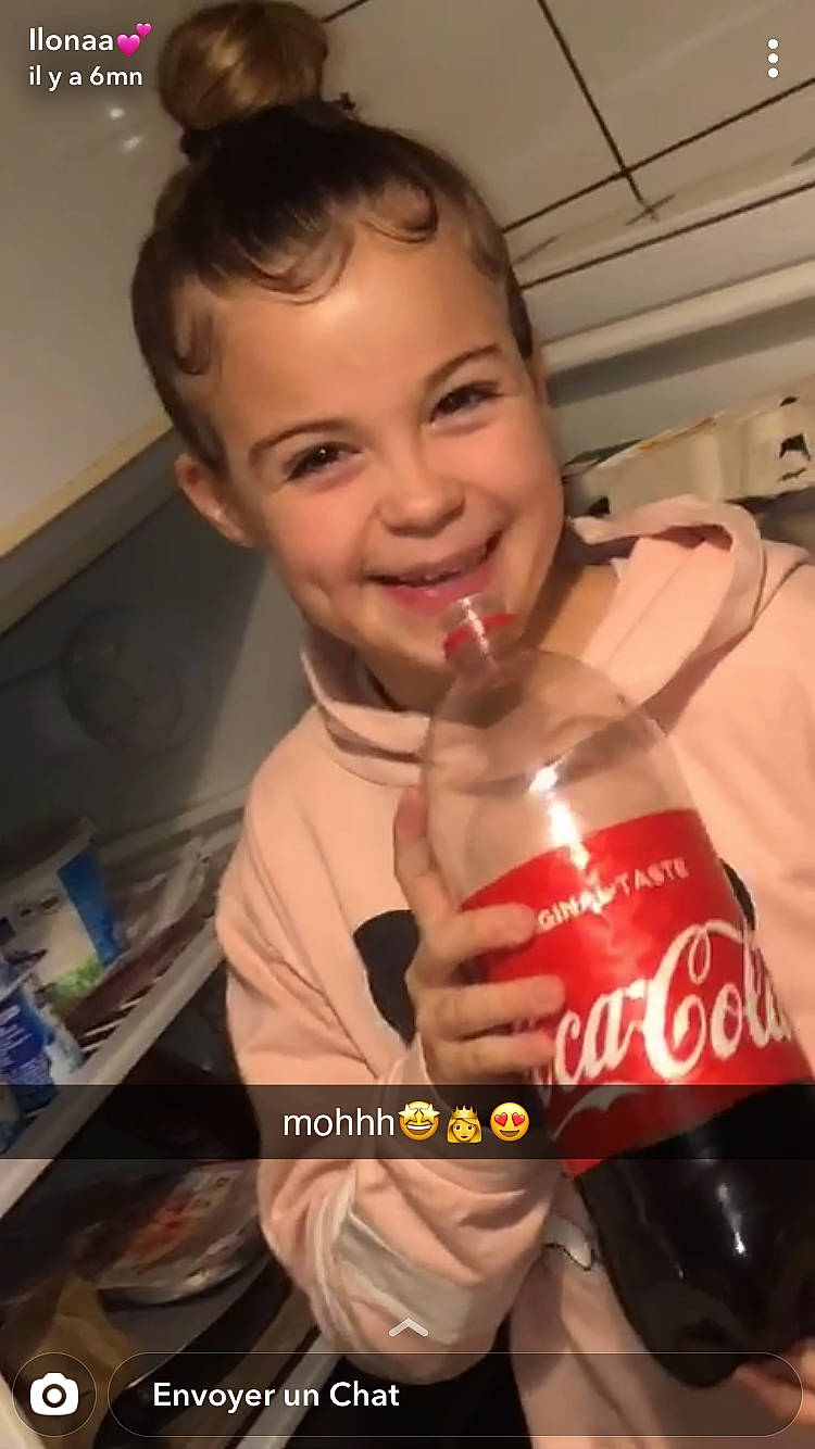 Shanon a rejoint le concours — aidez-le/la à gagner de superbes lots ! arm, beverage_can, carbonated_soft_drinks, cola, drink, drinking, finger, fun, gesture, happy, human_body, joy, junk_food, lip, nail, nose, person, smile, soft_drink, t_shirt