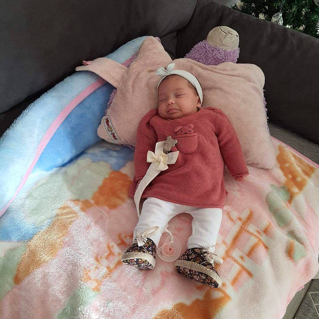 Sofia a rejoint le concours — aidez-le/la à gagner de superbes lots ! baby, baby_products, baby_safety, baby_sleeping, baby_toddler_clothing, child, comfort, head, human_body, lap, leg, linens, pattern, person, pink, sitting, skin, sleeve, sock, textile