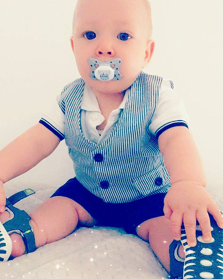 Naël participe au concours pour gagner de l'argent avec cette photo : azure, baby, baby_toddler_clothing, beauty, blue, collar, cool, dress_shirt, electric_blue, finger, happy, joint, knee, neck, person, pink, skin, sleeve, standing, thigh