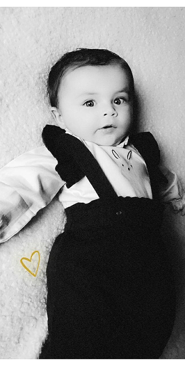 Romane a rejoint le concours — aidez-le/la à gagner de superbes lots ! black, black_and_white, child, dress, eye, face, iris, lip, monochrome, monochrome_photography, person, photograph, photography, portrait, retro_style, smile, standing, style, toddler, vintage_clothing